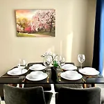 Stylish 2-bedroom Modern Apt, 15-mins To Airport, Dcu, Centre 公寓 *