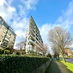 Stylish 2-bedroom Modern Apt, 15-mins To Airport, Dcu, Centre 公寓 都柏林