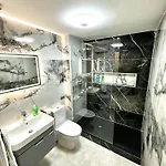 Stylish 2-bedroom Modern Apt, 15-mins To Airport, Dcu, Centre