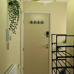 Stylish 2-bedroom Modern Apt, 15-mins To Airport, Dcu, Centre 公寓 *
