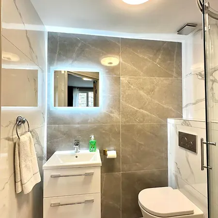 Modern 2bedroom Oasis Near Centre & Airport