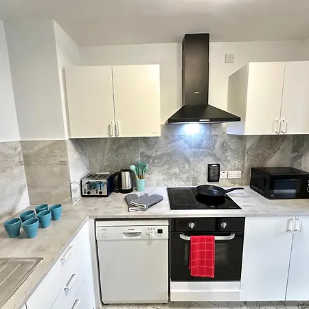 Modern 2bedroom Oasis Near Centre & Airport *