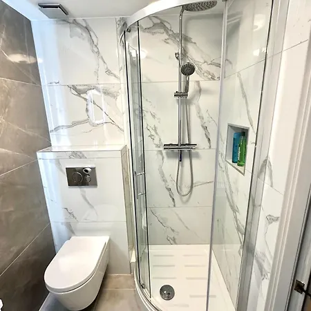 Daire Stylish 2-bedroom Modern Apt, 15-mins To Airport, Dcu, Centre
