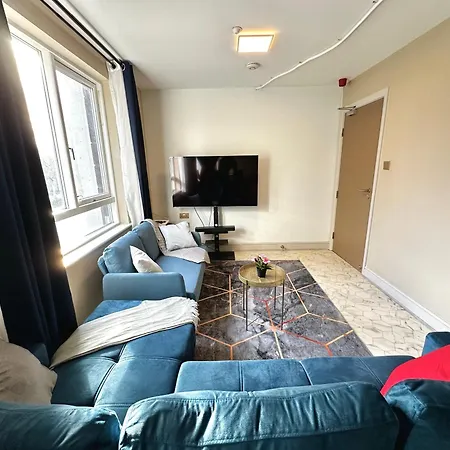 Stylish 2-bedroom Modern Apt, 15-mins To Airport, Dcu, Centre