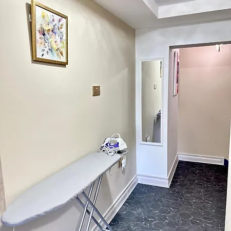 Modern 2bedroom Oasis Near Centre & Airport *