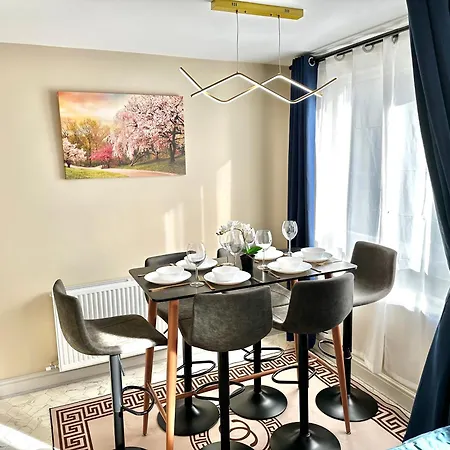 Stylish 2-bedroom Modern Apt, 15-mins To Airport, Dcu, Centre 더블린