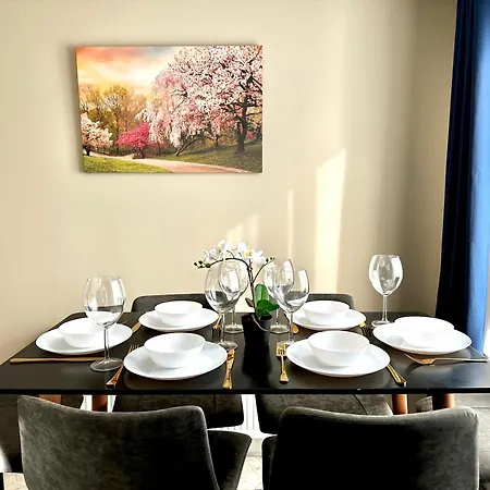 Stylish 2-bedroom Modern Apt, 15-mins To Airport, Dcu, Centre 아파트 *