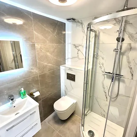 아파트 Stylish 2-bedroom Modern Apt, 15-mins To Airport, Dcu, Centre