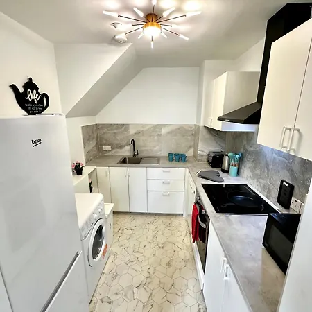 Modern 2bedroom Oasis Near Centre & Airport *