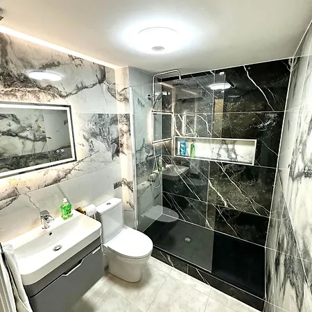Modern 2bedroom Oasis Near Centre & Airport