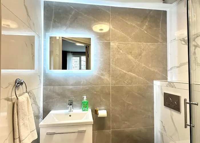 Stylish 2-bedroom Modern Apt, 15-mins To Airport, Dcu, Centre