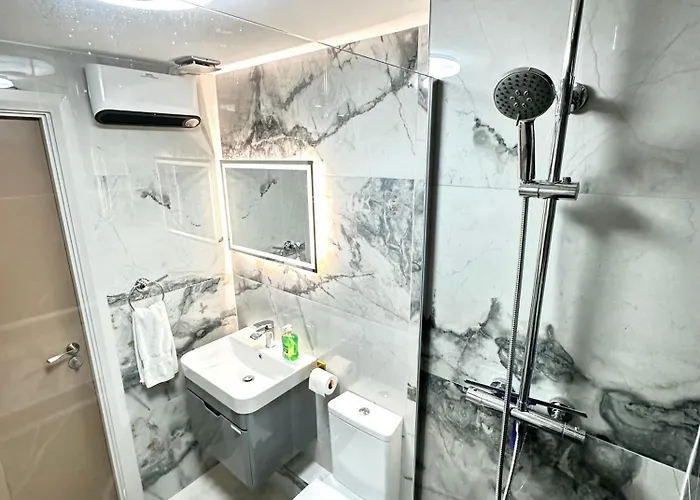 Stylish 2-bedroom Modern Apt, 15-mins To Airport, Dcu, Centre * 都柏林