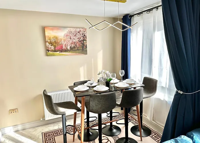 Stylish 2-bedroom Modern Apt, 15-mins To Airport, Dcu, Centre 都柏林