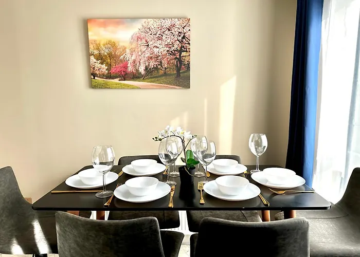 Stylish 2-bedroom Modern Apt, 15-mins To Airport, Dcu, Centre 公寓 *