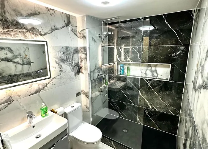 Stylish 2-bedroom Modern Apt, 15-mins To Airport, Dcu, Centre