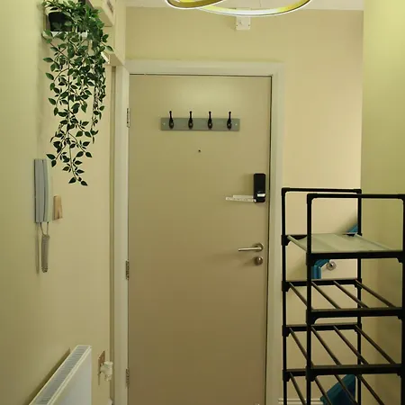 Stylish 2-bedroom Modern Apt, 15-mins To Airport, Dcu, Centre 아파트 *